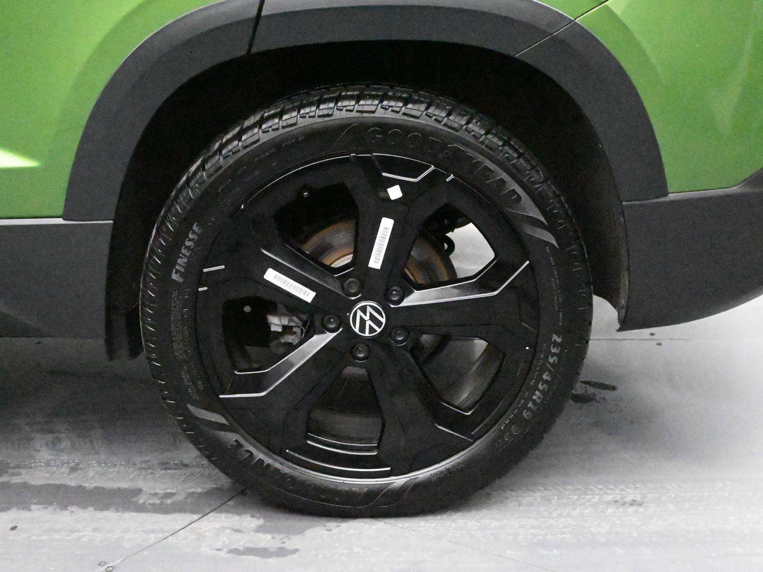 Certified 2025 Volkswagen Taos SE AWD/4WD image 11