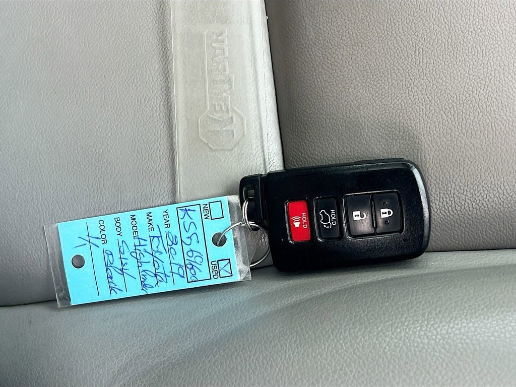 Used 2019 Toyota Highlander XLE AWD/4WD image 37