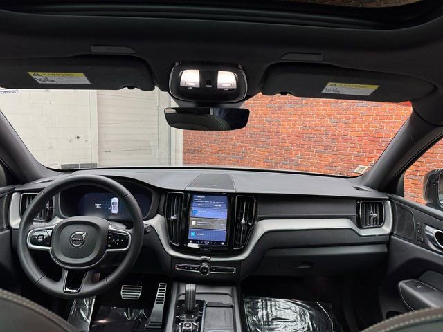 Used 2022 Volvo XC60 B6 R-Design image 12