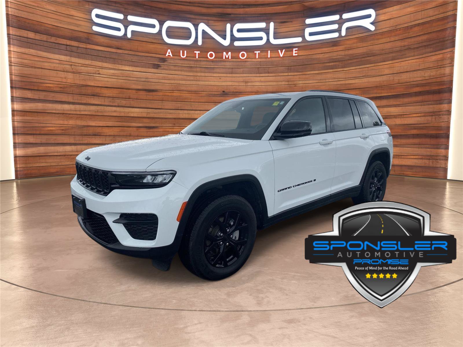 Used 2025 Jeep Grand Cherokee Altitude AWD/4WD image 1