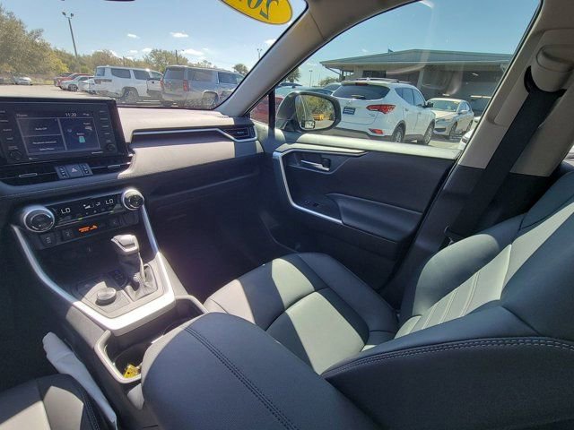 Used 2021 Toyota RAV4 XLE Premium image 3