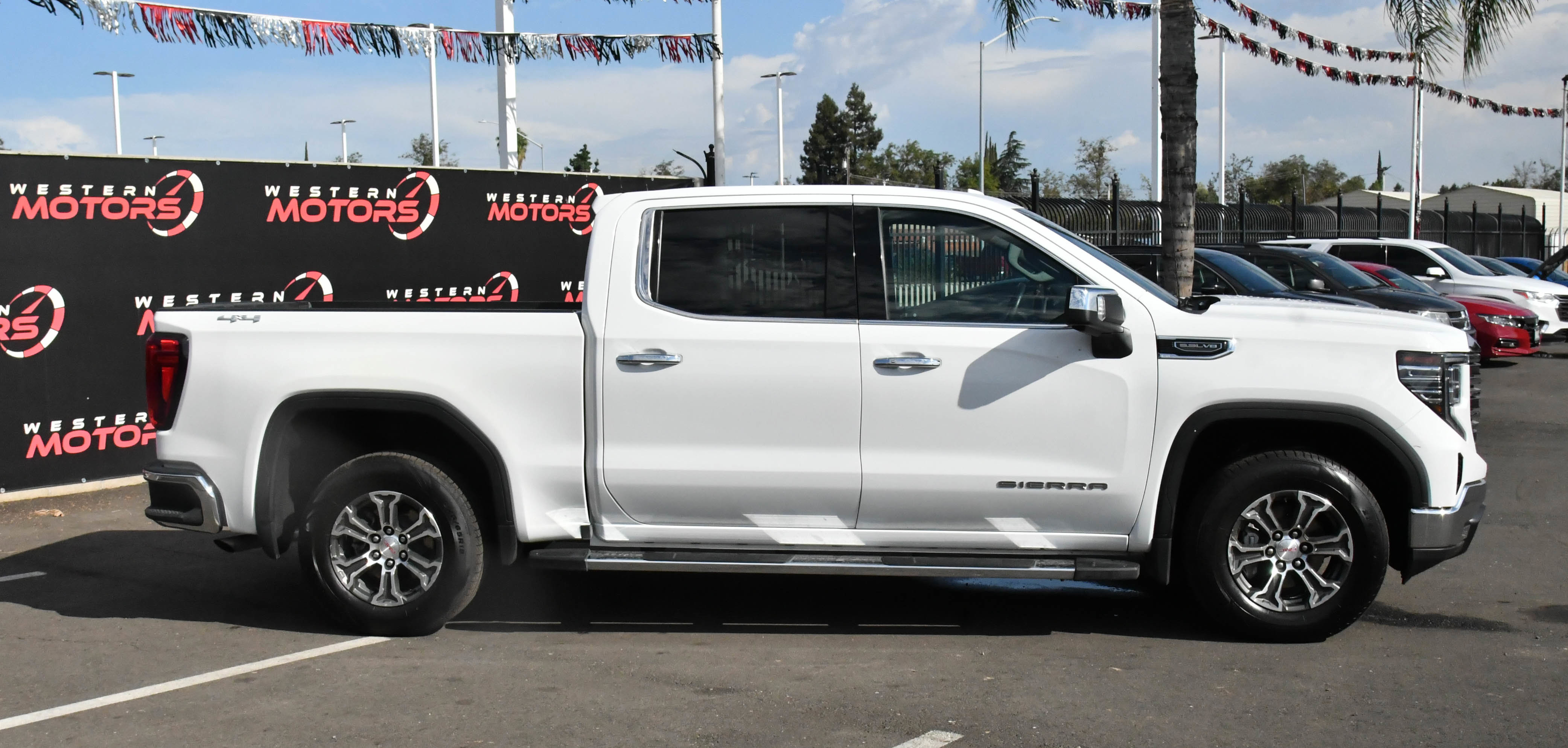 Used 2024 GMC Sierra 1500 SLT image 9
