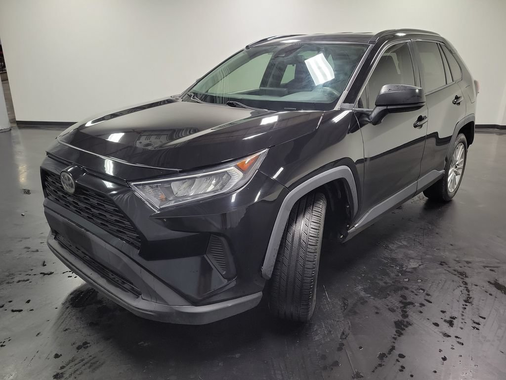 Used 2019 Toyota RAV4 LE FWD image 4