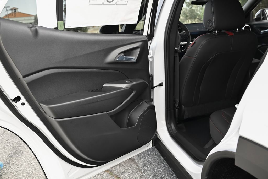 New 2026 Chevrolet Trax RS w/ Sunroof Package FWD image 31