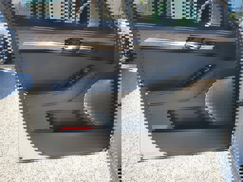 Used 2021 Genesis G90 3.3T Premium image 17