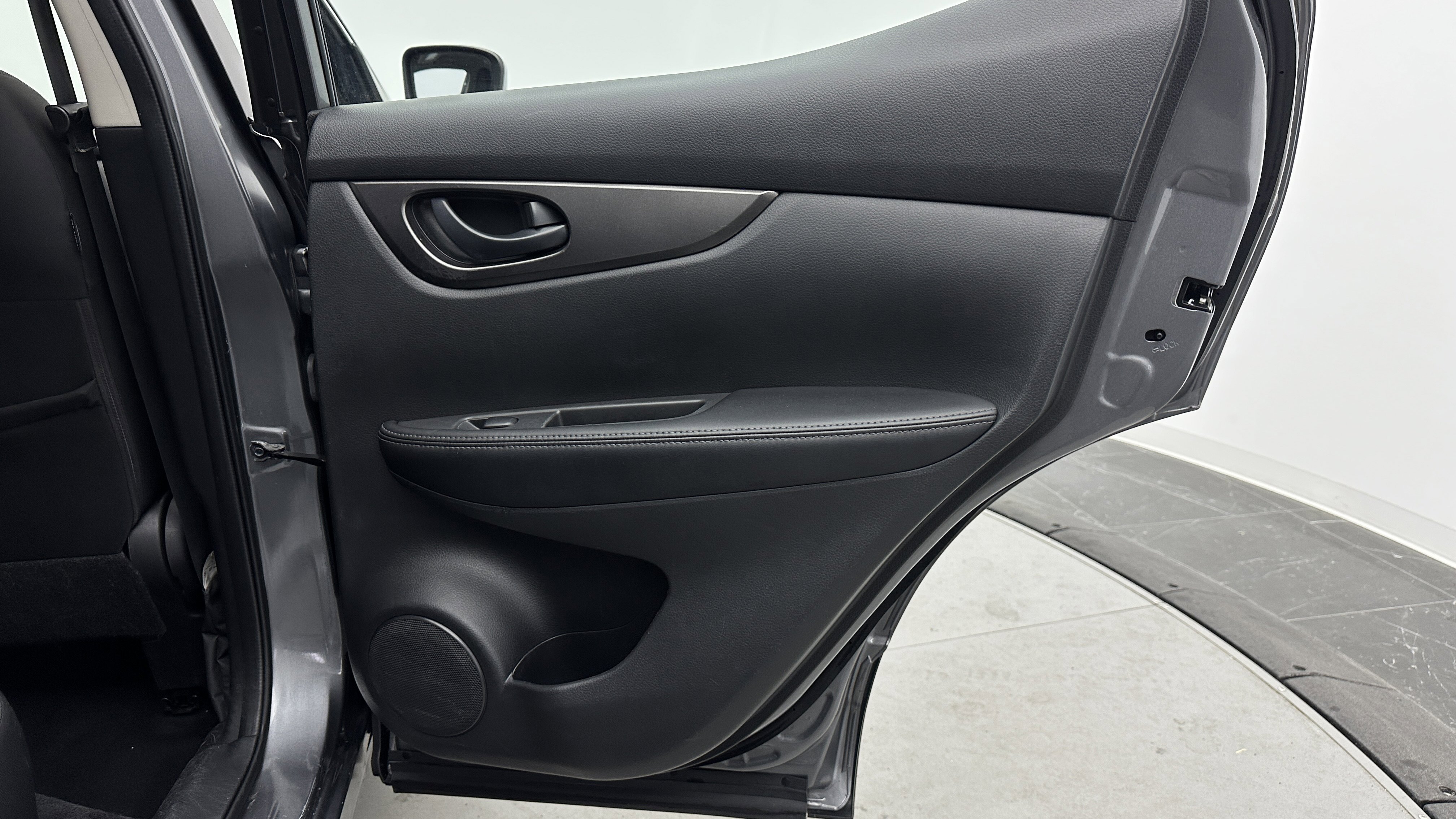 Used 2020 Nissan Rogue Sport S image 27