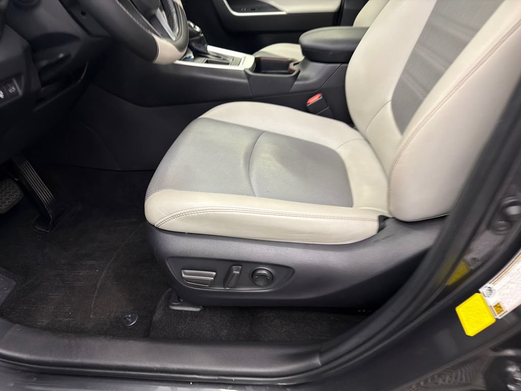 Used 2020 Toyota RAV4 Limited FWD image 10