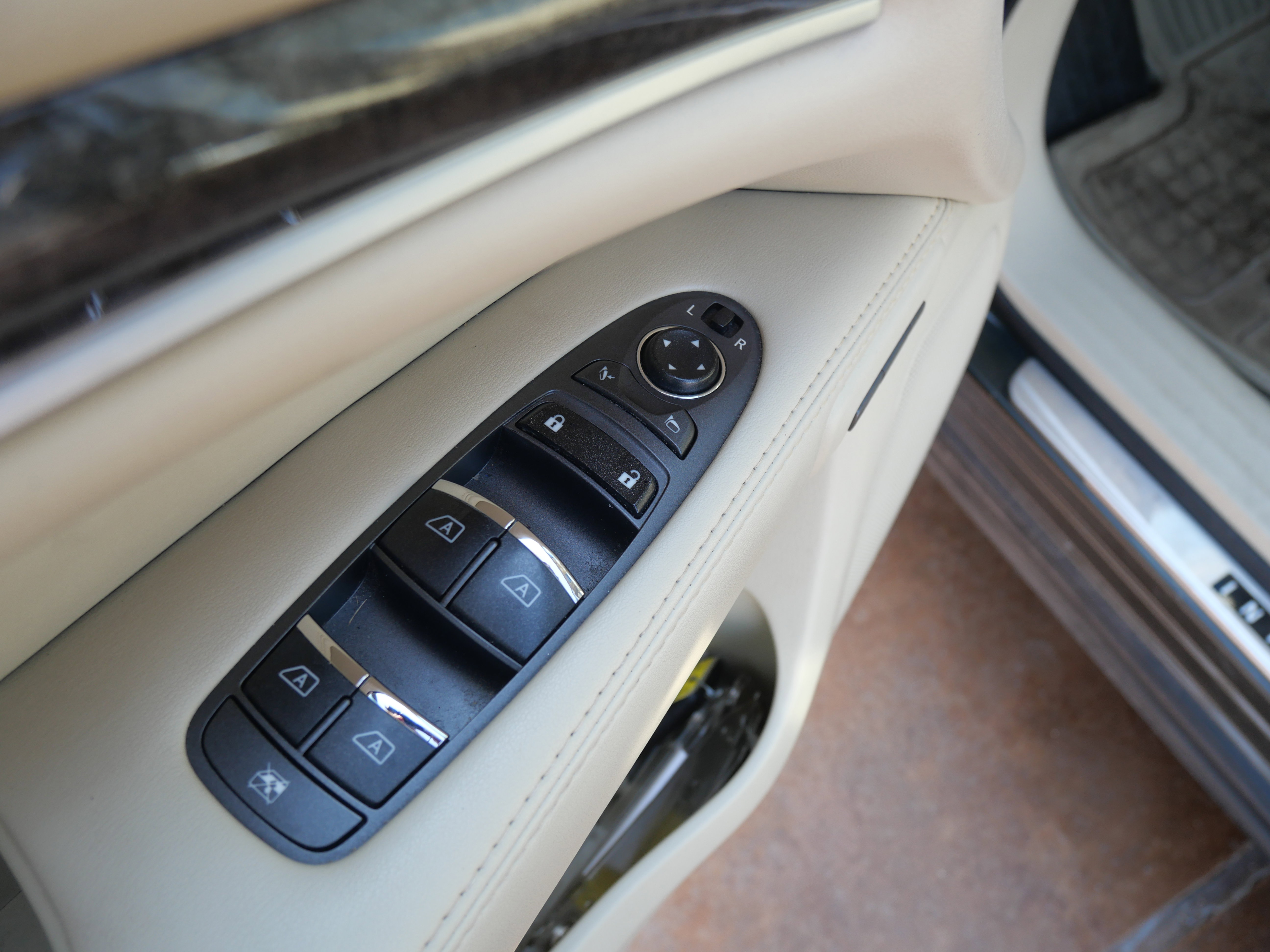 Used 2013 INFINITI JX35 AWD w/ Premium Pkg image 7