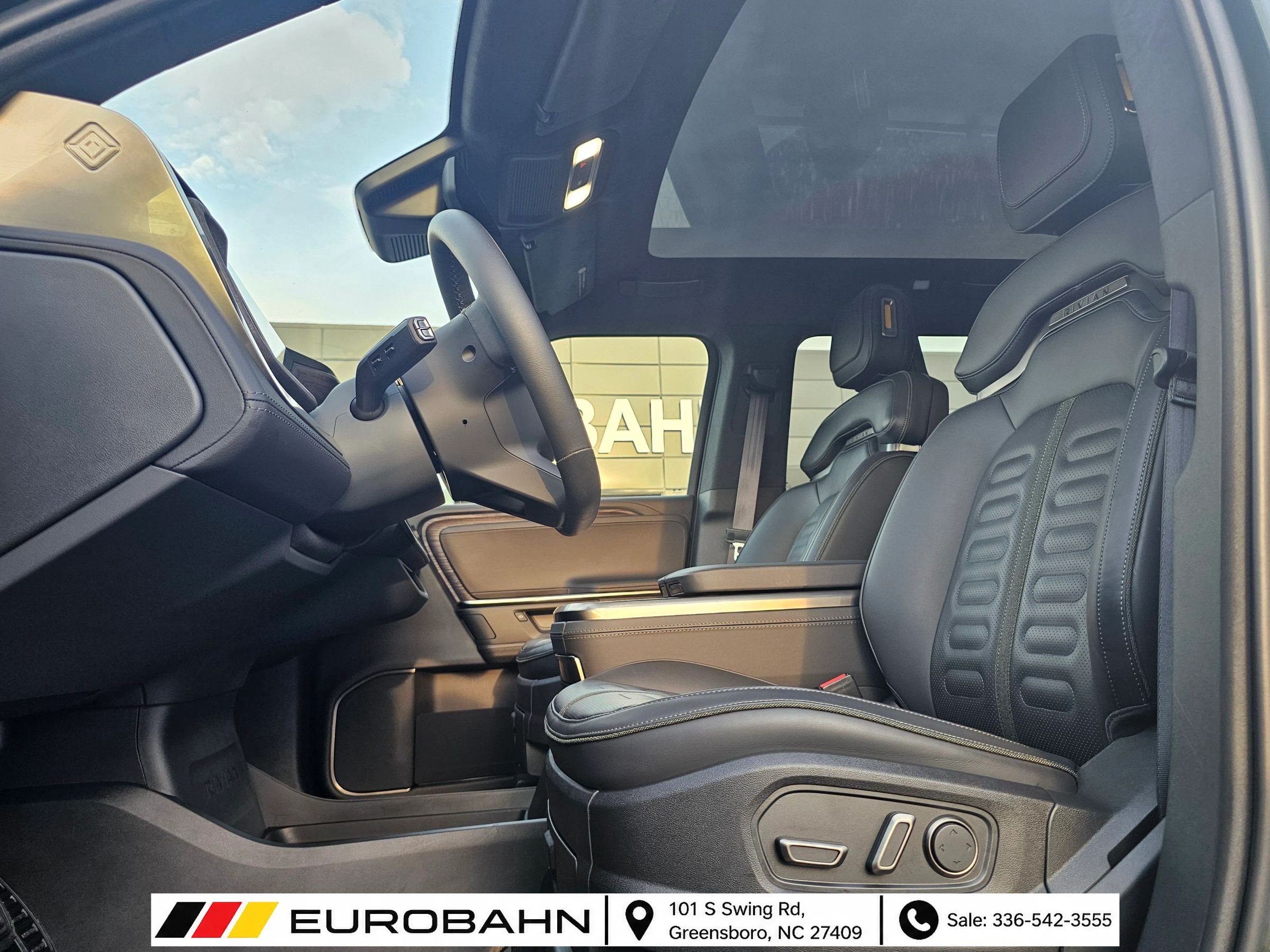 Used 2025 Rivian R1S Adventure Dual AWD/4WD image 12