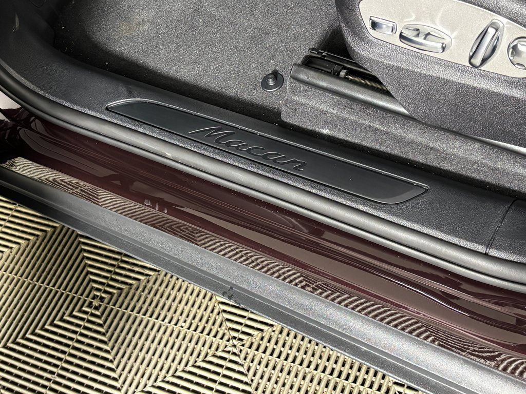 Certified 2026 Porsche Macan AWD/4WD image 17