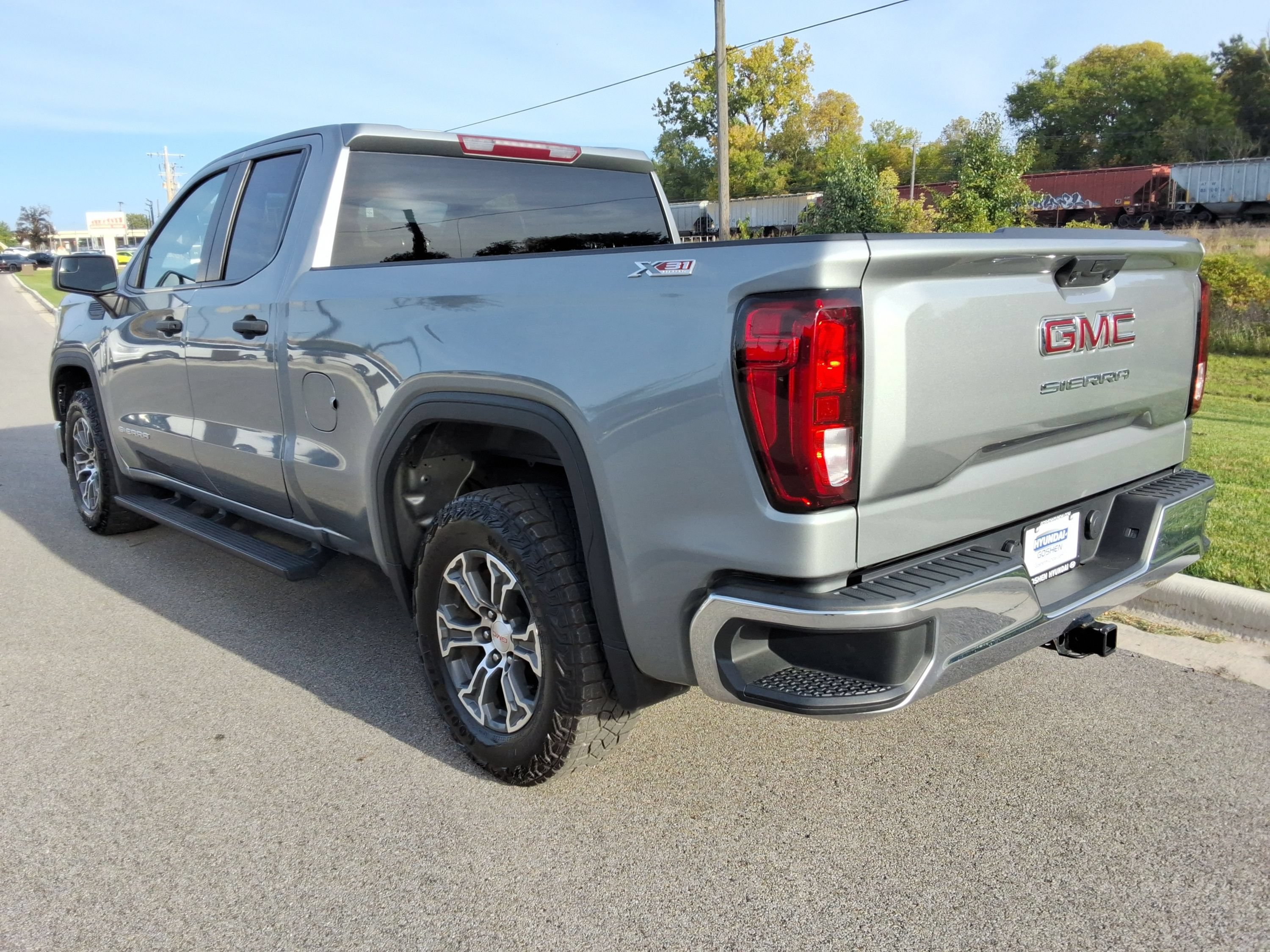 Used 2023 GMC Sierra 1500 Pro w/ Pro Value Package AWD/4WD image 11