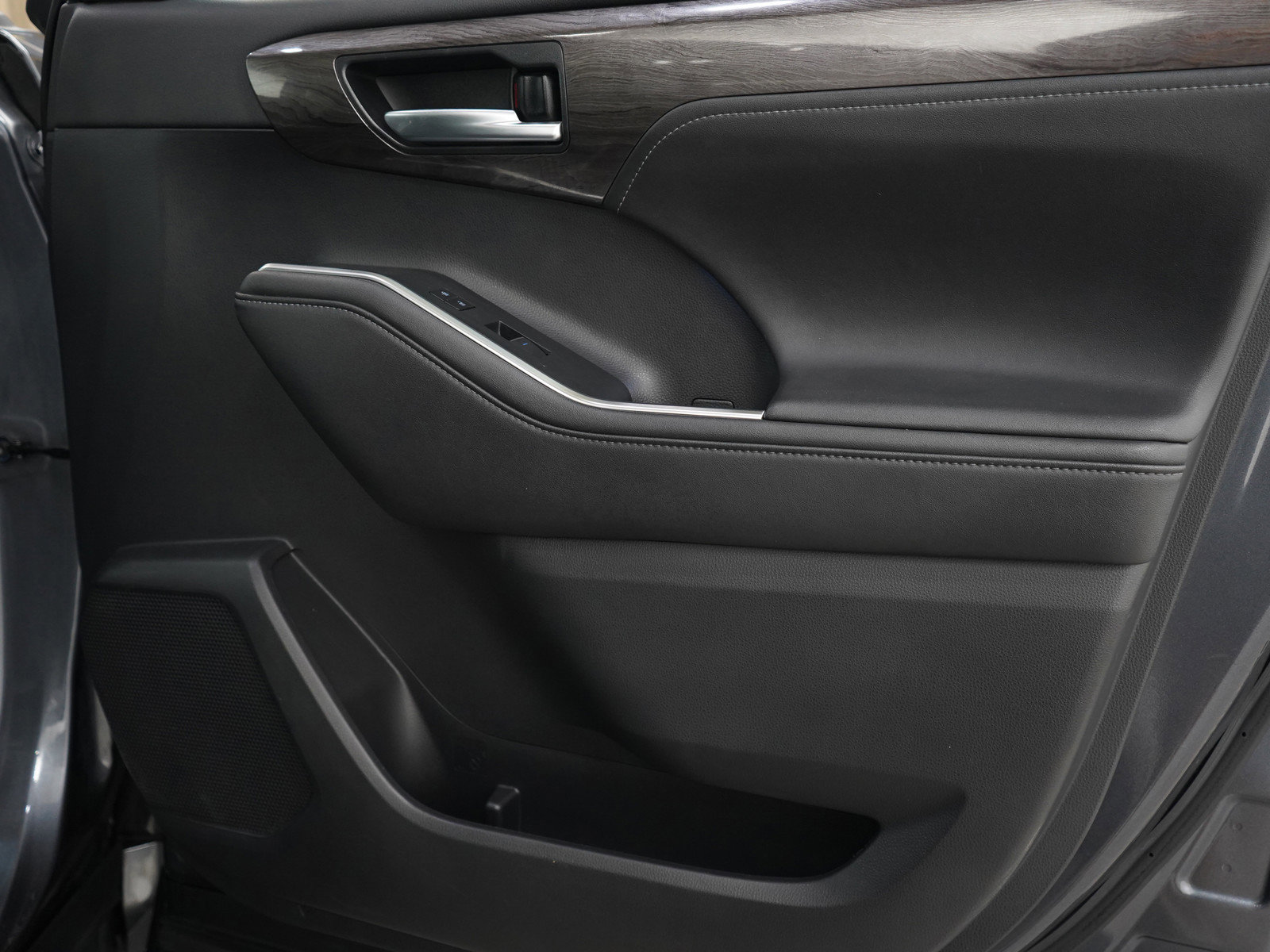 Used 2020 Toyota Highlander Platinum image 9