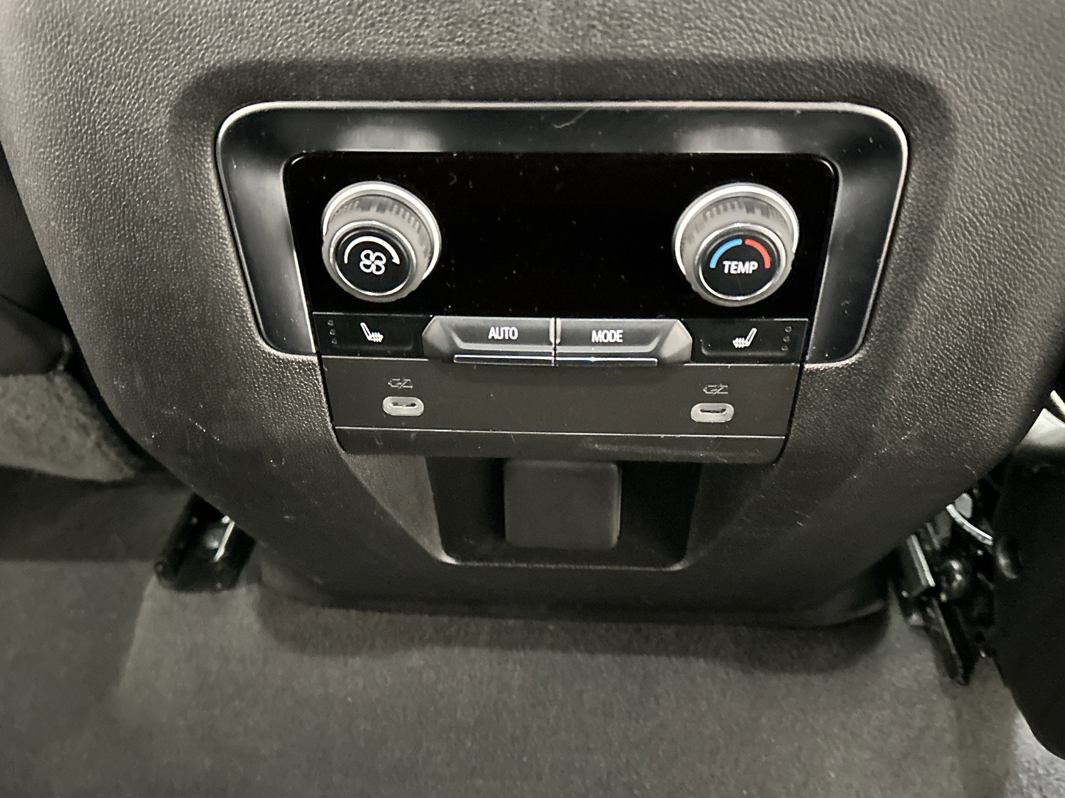 Used 2024 Chevrolet Suburban Premier image 27