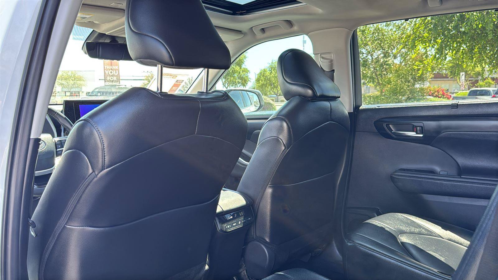 Used 2024 Toyota Highlander XLE AWD/4WD image 31