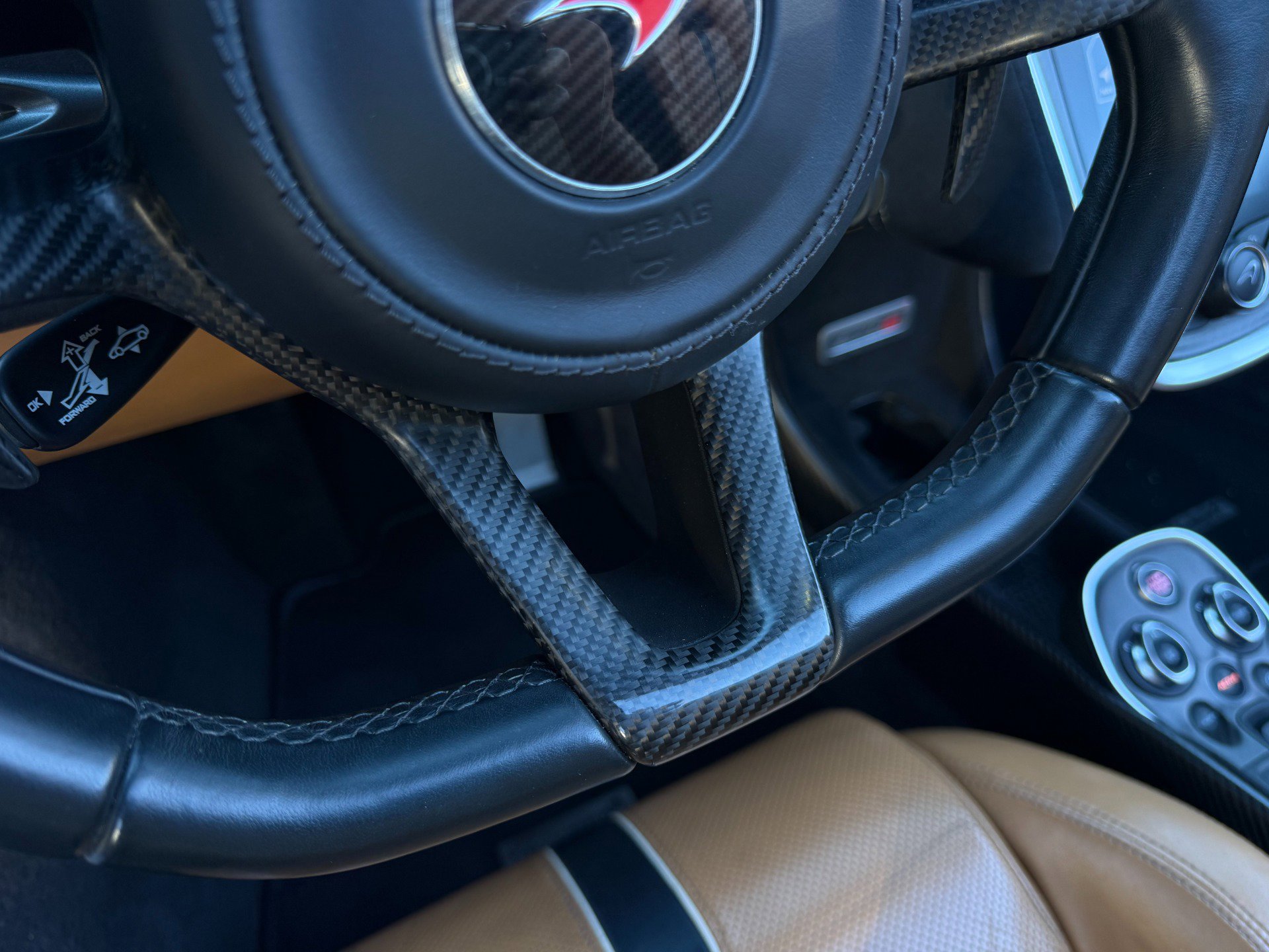 Used 2018 McLaren 570S Spider image 28