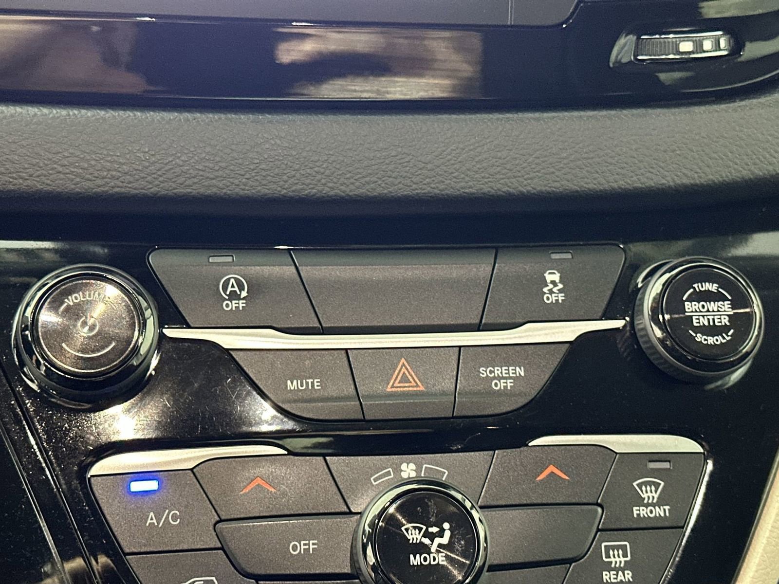 Used 2023 Chrysler Voyager LX image 22