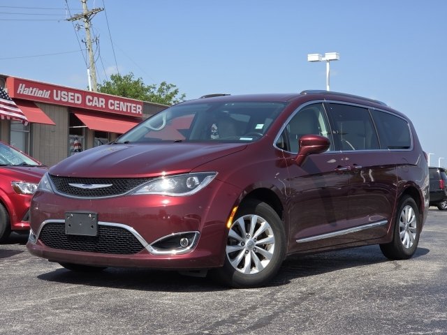 Used 2019 Chrysler Pacifica Touring-L FWD image 2