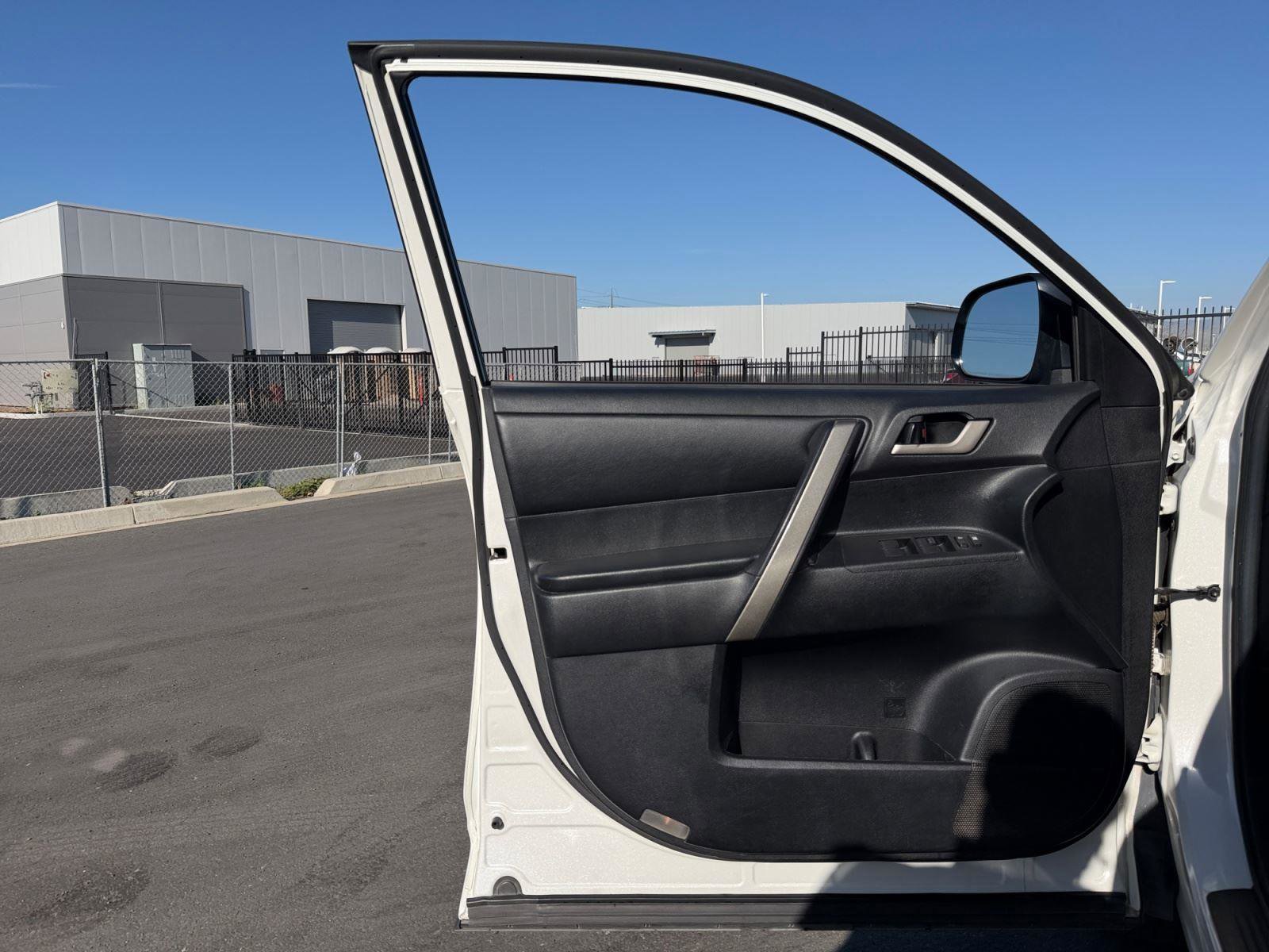 Used 2011 Toyota Highlander SE w/ Tow Pkg image 15