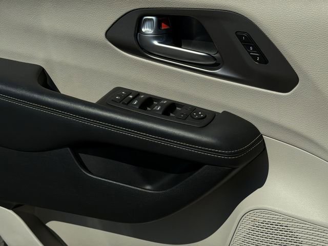 Used 2023 Chrysler Pacifica Touring-L FWD image 31