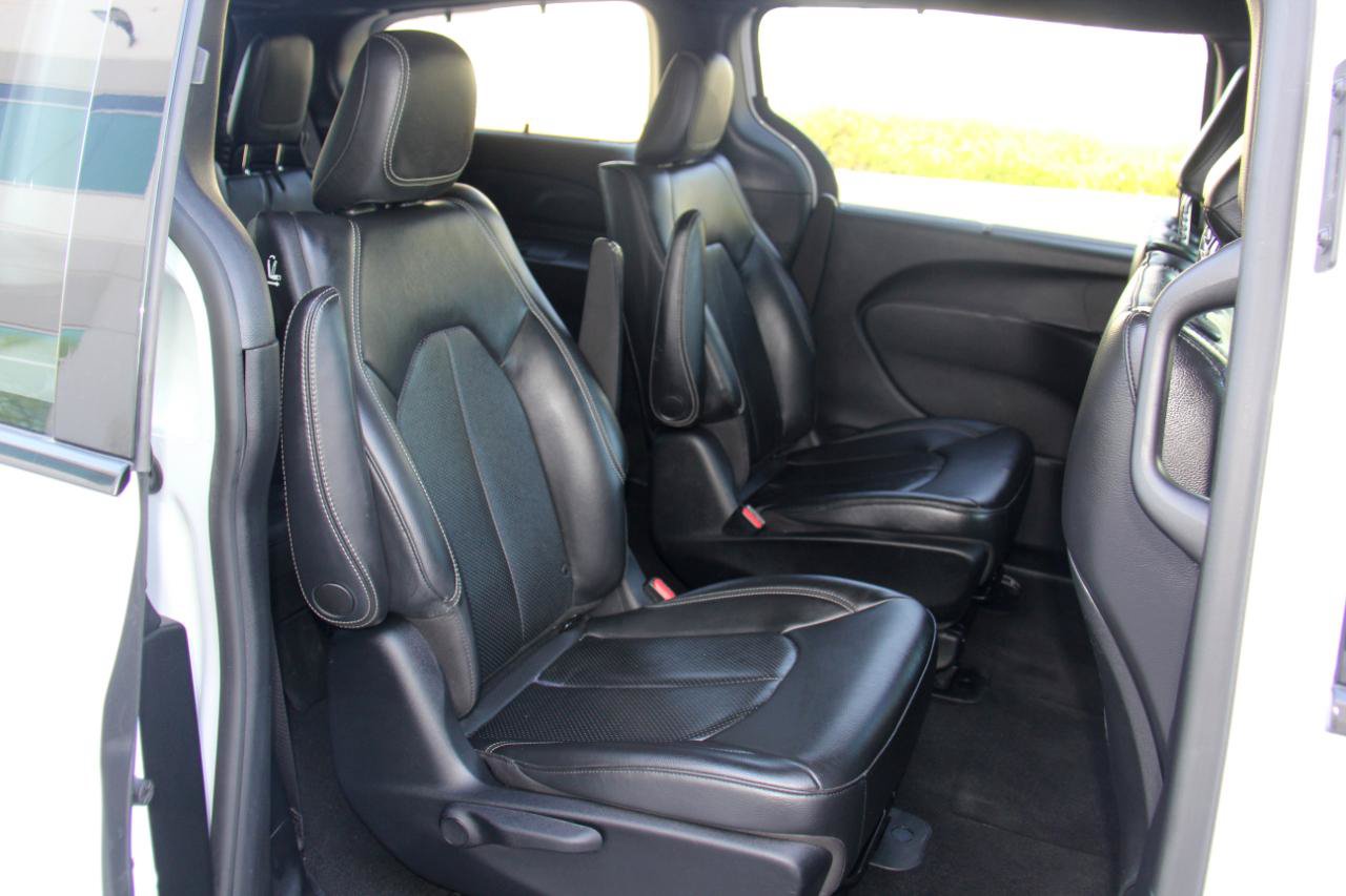 Used 2020 Chrysler Pacifica Touring-L w/ S Appearance Package FWD image 31