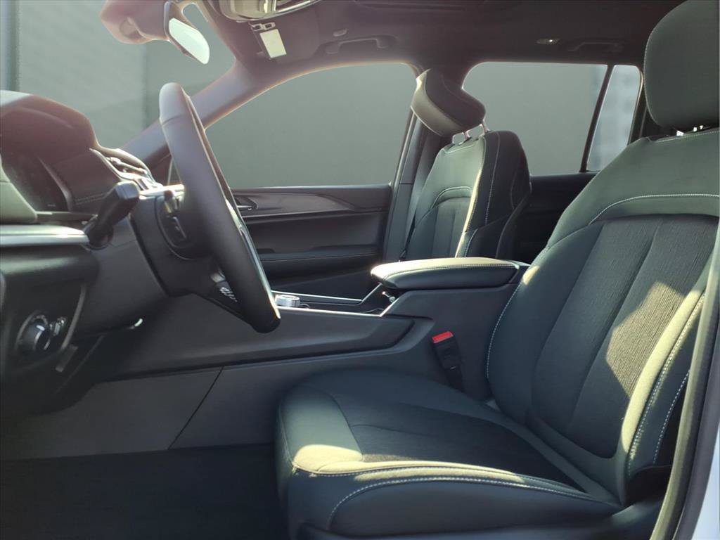 New 2025 Jeep Grand Cherokee Laredo X w/ Luxury Tech Group I RWD image 11