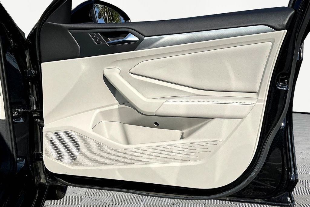 Used 2023 Volkswagen Jetta SE w/ Panoramic Sunroof Package image 28