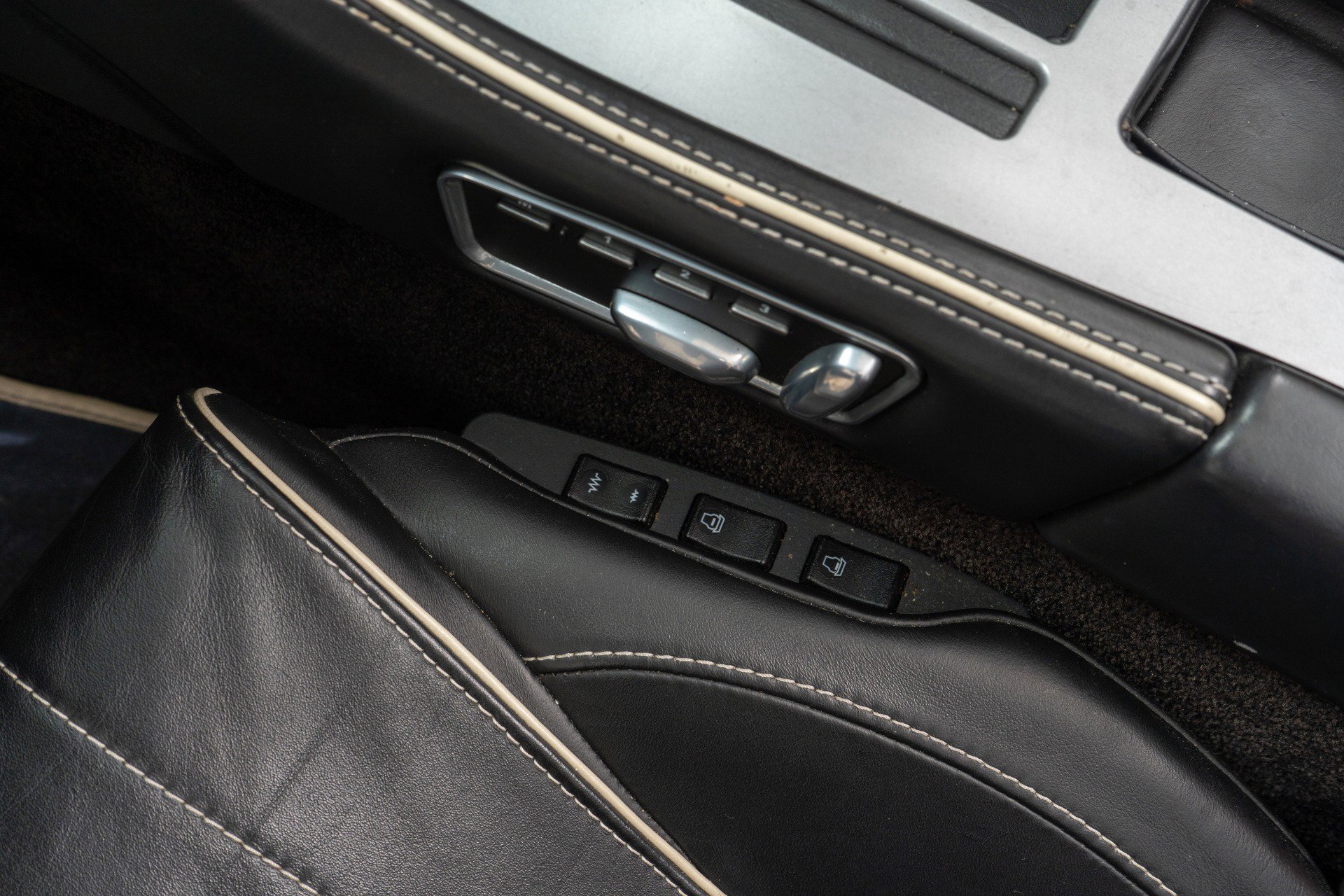 Used 2014 Aston Martin DB9 Volante image 29