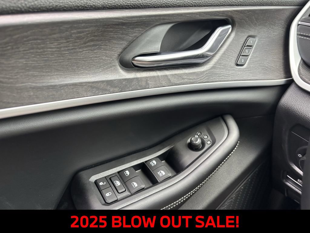 New 2025 Jeep Grand Cherokee Limited w/ Trailer Tow Package image 21