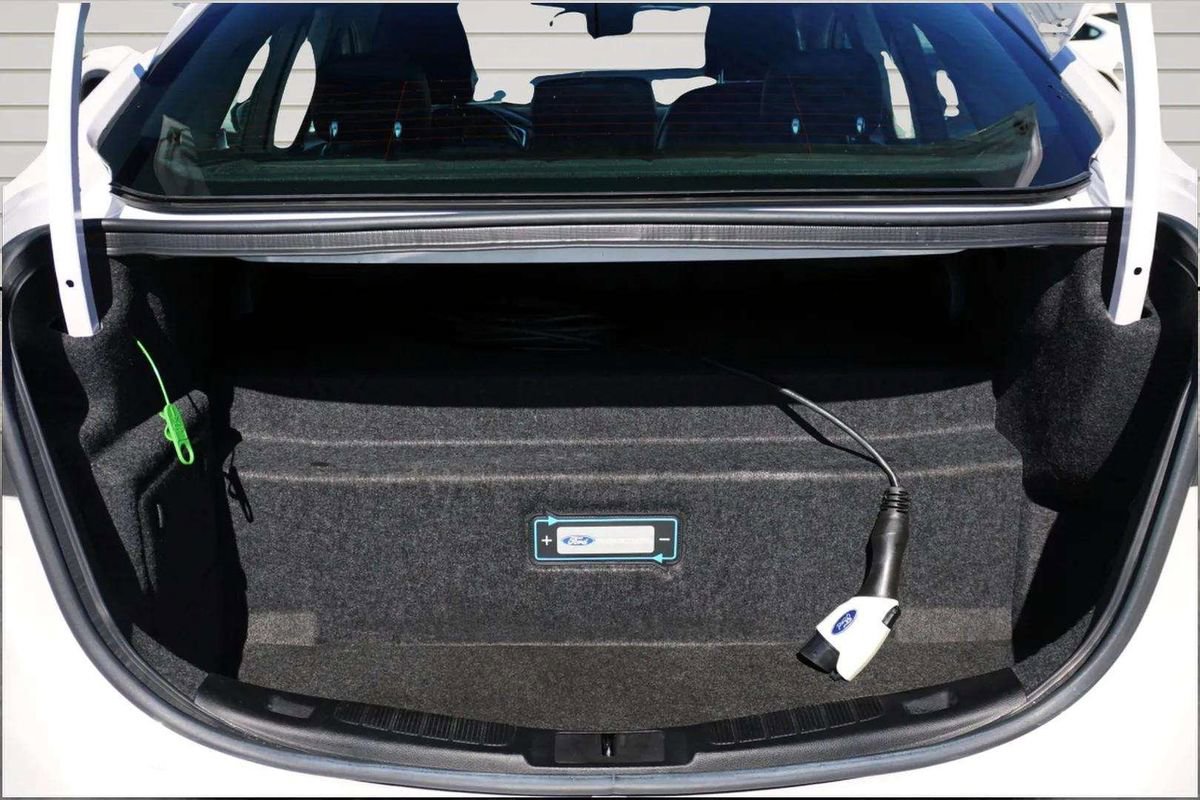 Used 2017 Ford Fusion Energi Titanium FWD image 10