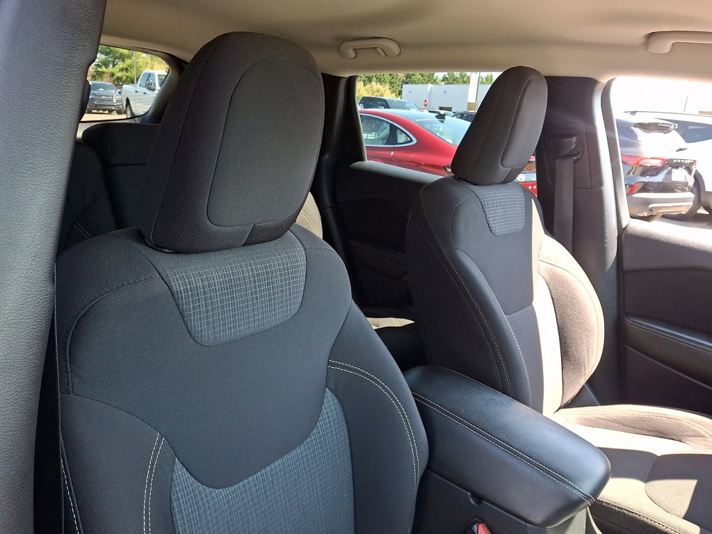 Used 2015 Jeep Cherokee Latitude w/ Comfort/Convenience Group image 13