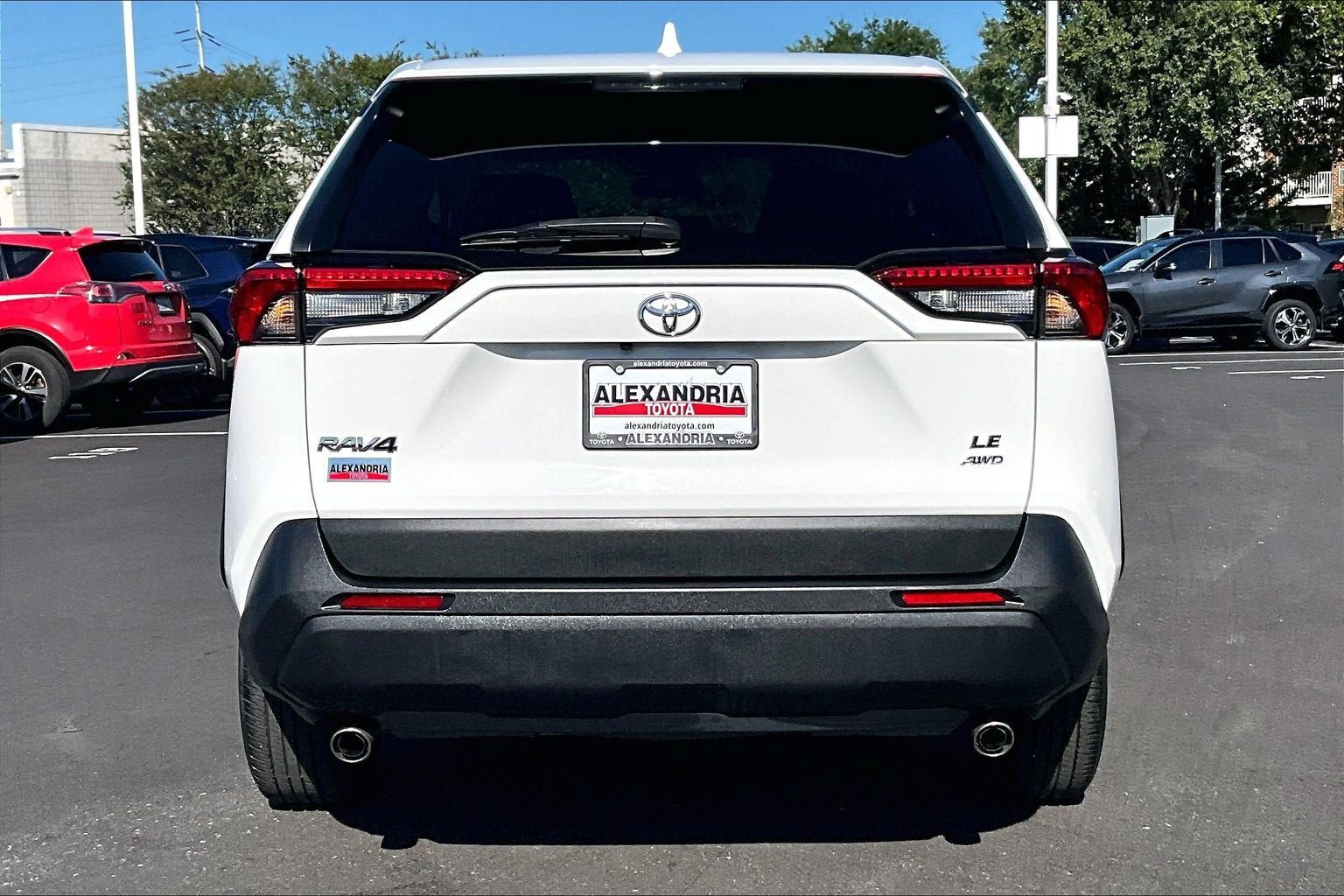 Used 2023 Toyota RAV4 LE AWD/4WD image 4