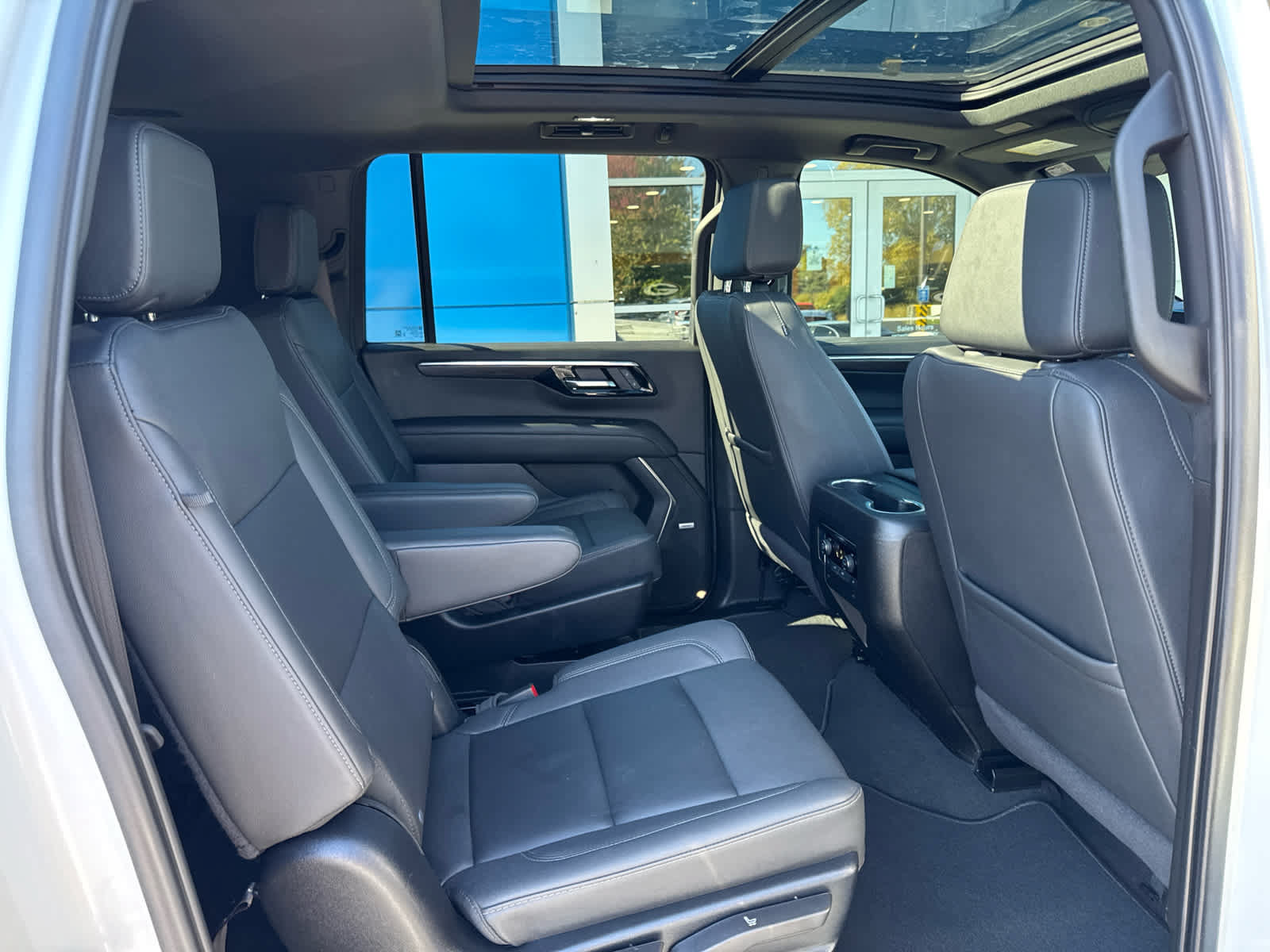 Used 2025 Chevrolet Suburban Z71 w/ Comfort Package AWD/4WD image 5