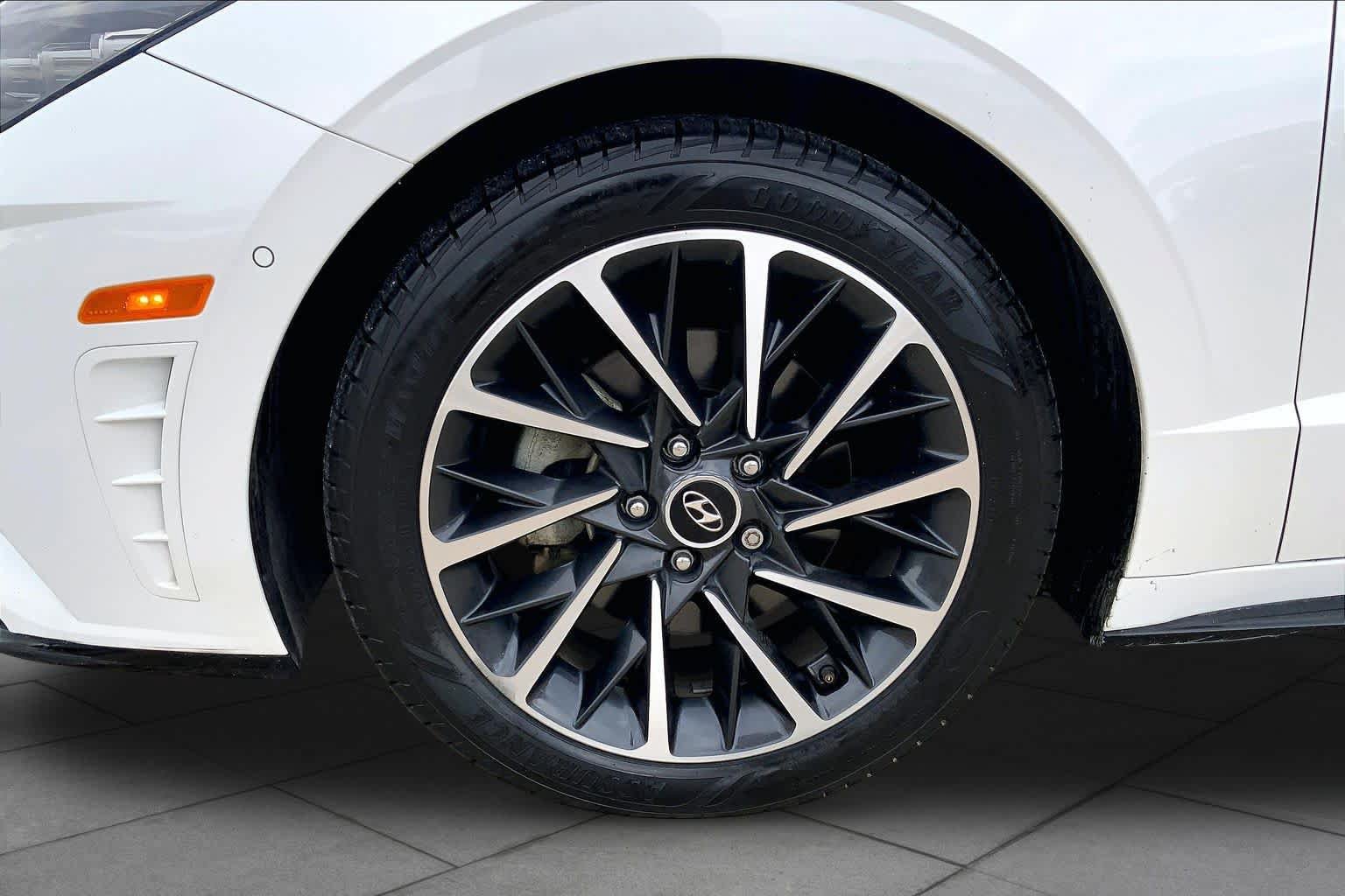Used 2022 Hyundai Sonata Limited w/ Preferred Accessory Package FWD image 11