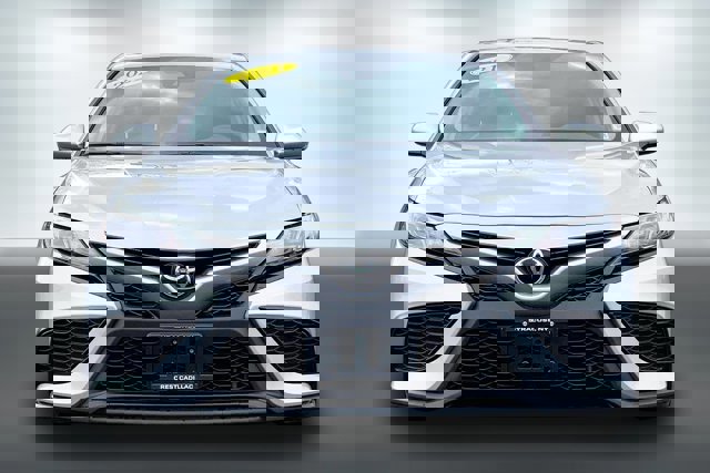 Used 2021 Toyota Camry SE image 2