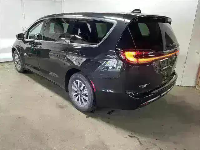 New 2023 Chrysler Pacifica Touring-L w/ S Appearance Package image 7