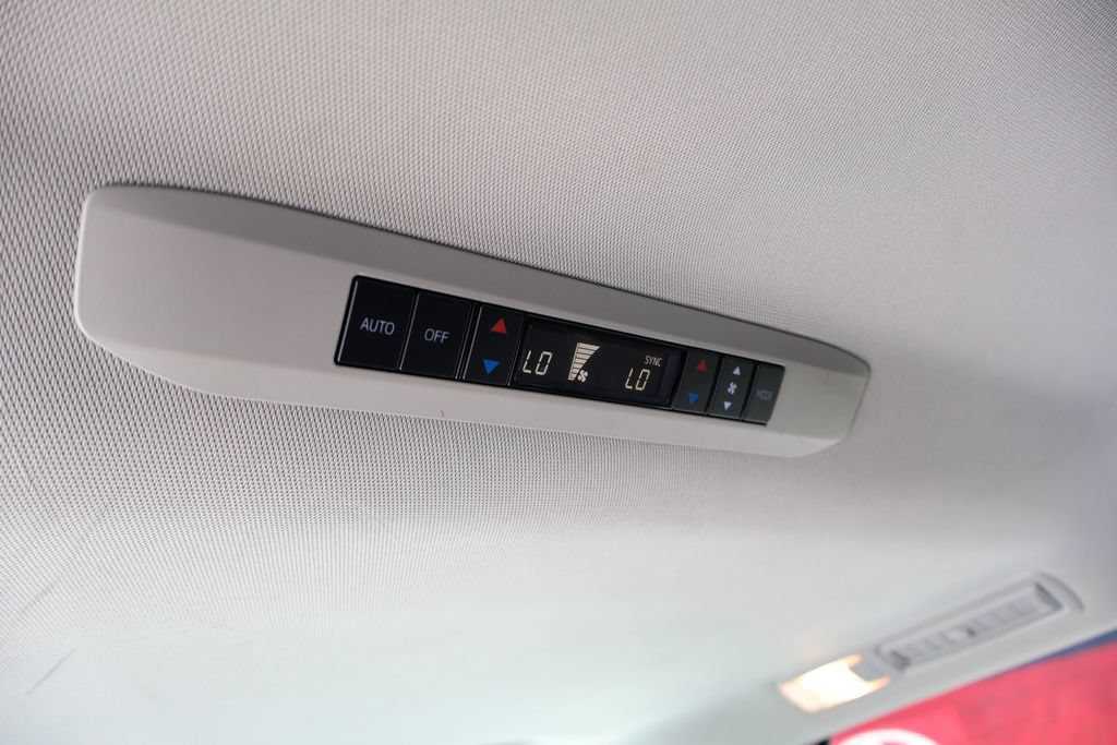 Used 2025 Toyota Sienna XLE FWD image 20