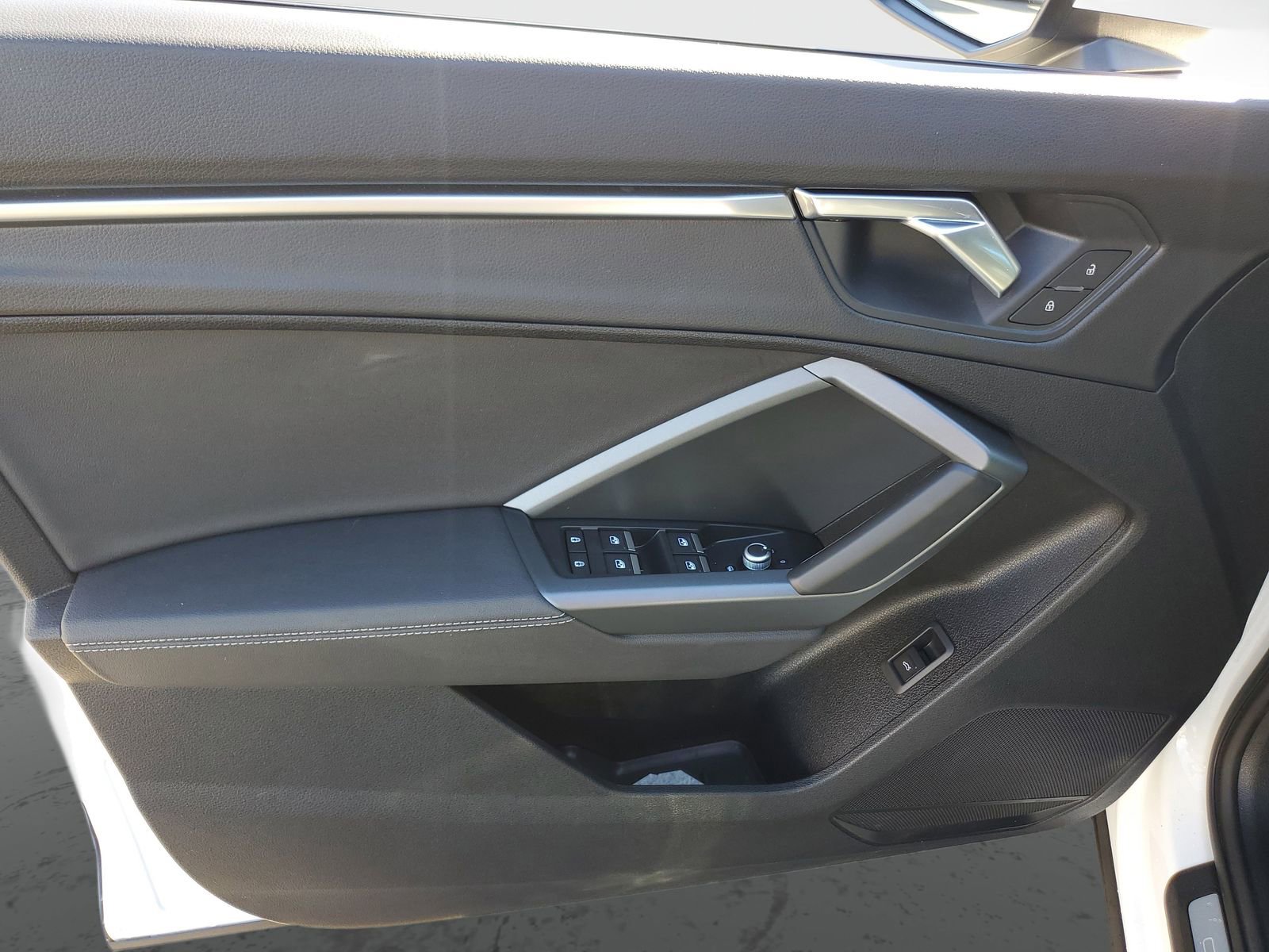 Used 2025 Audi Q3 2.0T Premium w/ Black Optic Sport Package image 19