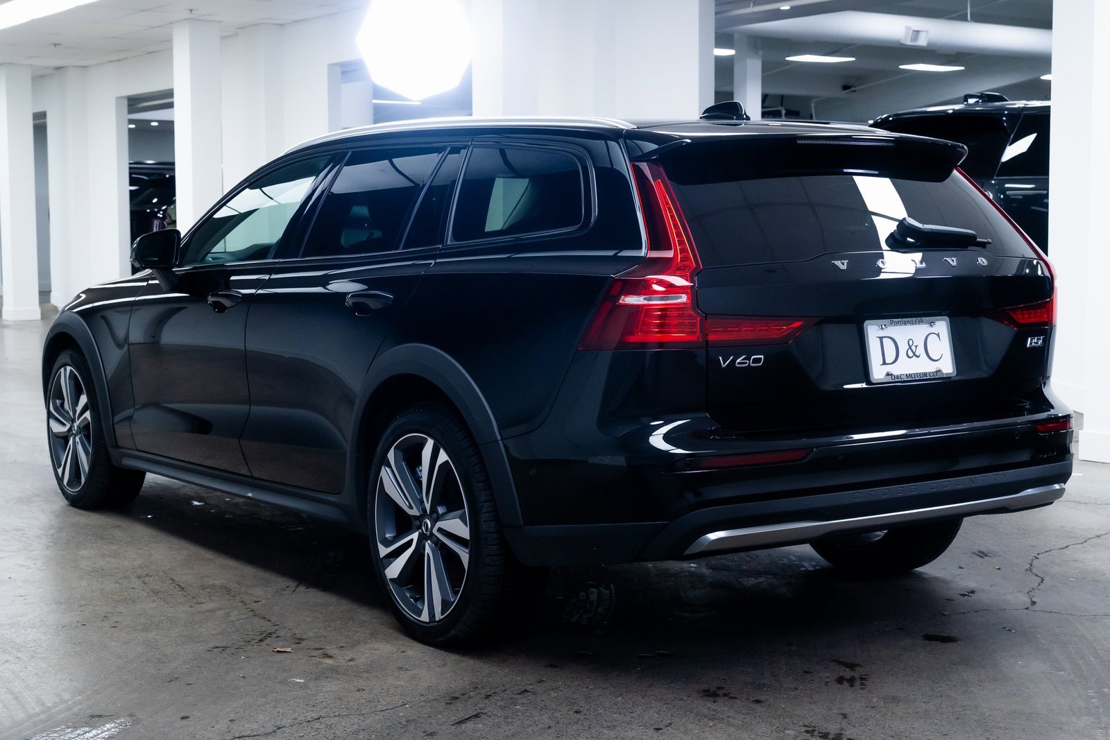 Used 2025 Volvo V60 B5 Cross Country Plus image 4