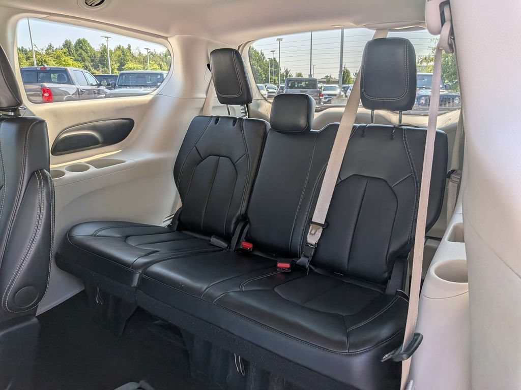 Used 2024 Chrysler Pacifica Touring-L FWD image 13