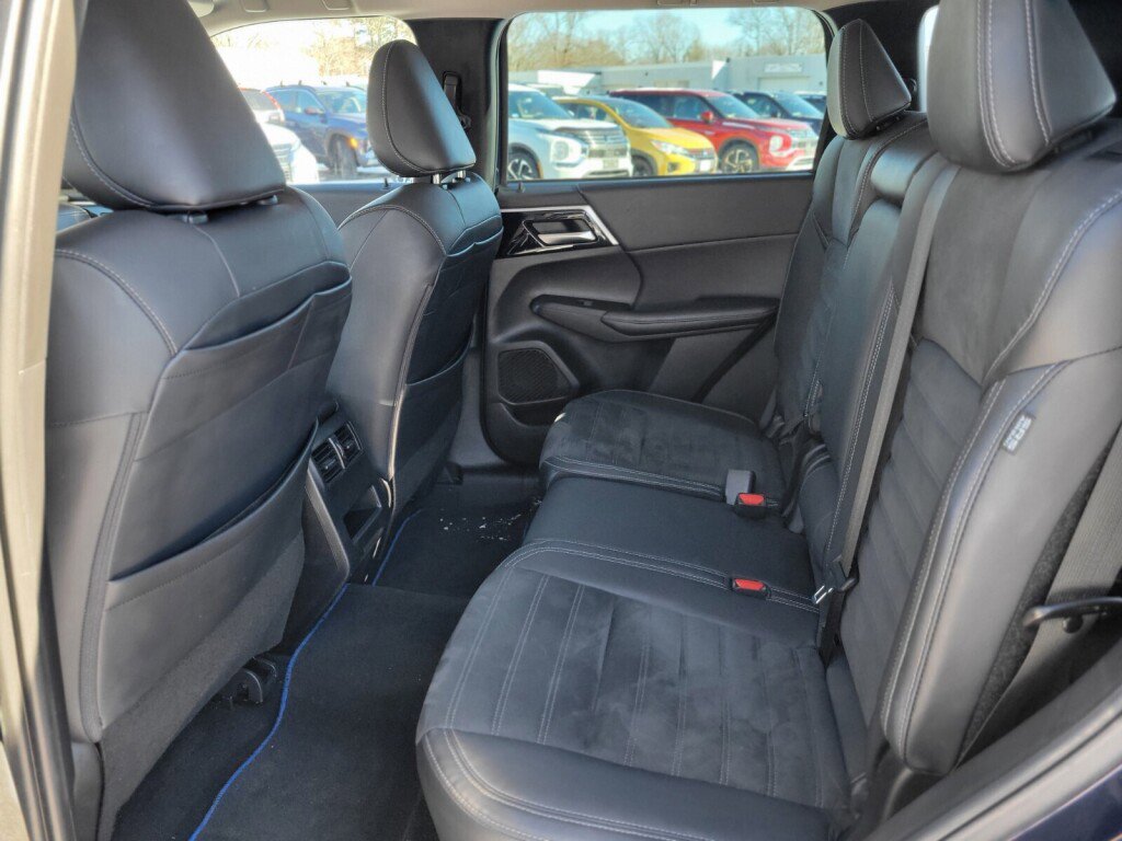 Used 2023 Mitsubishi Outlander SE image 13