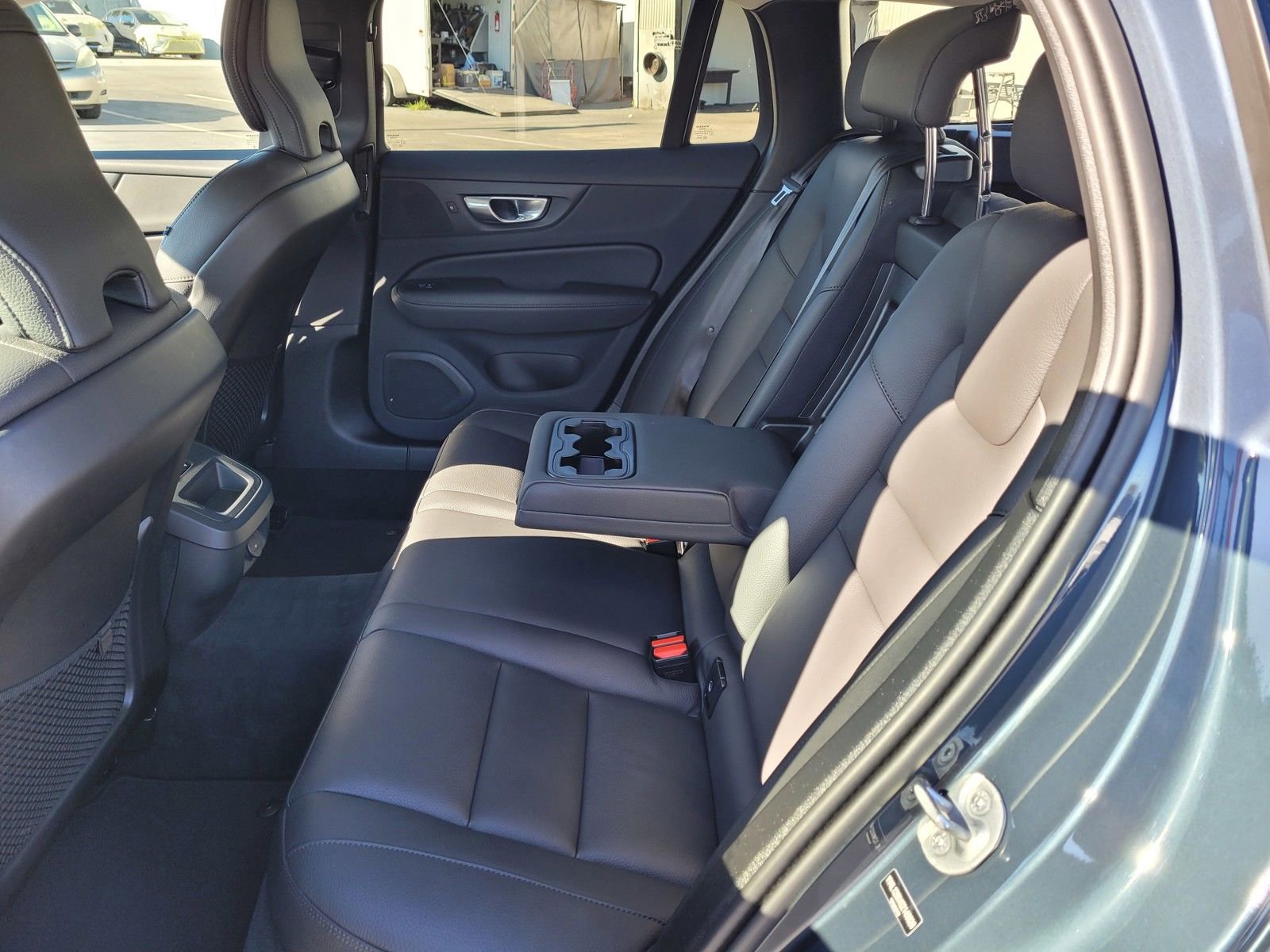 Used 2025 Volvo V60 B5 Cross Country Plus image 11