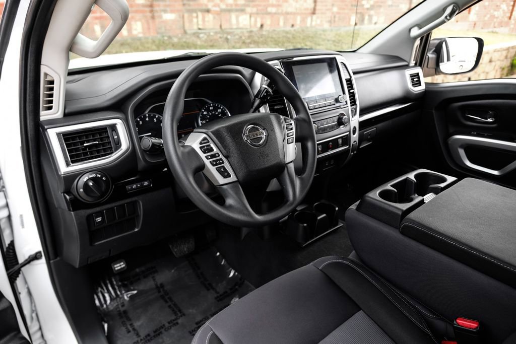 Used 2021 Nissan Titan SV image 2