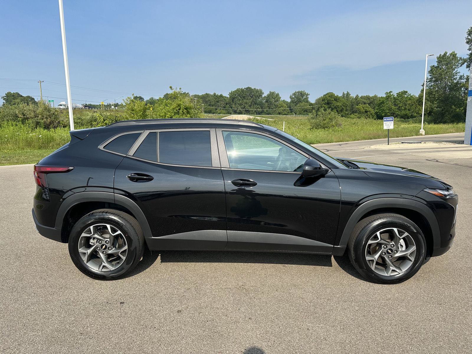 Used 2025 Chevrolet Trax LT FWD image 8