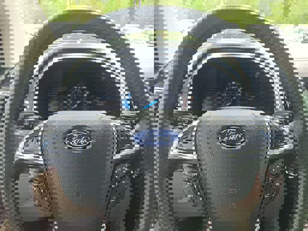 Used 2018 Ford Edge Titanium w/ Equipment Group 301A AWD/4WD image 16