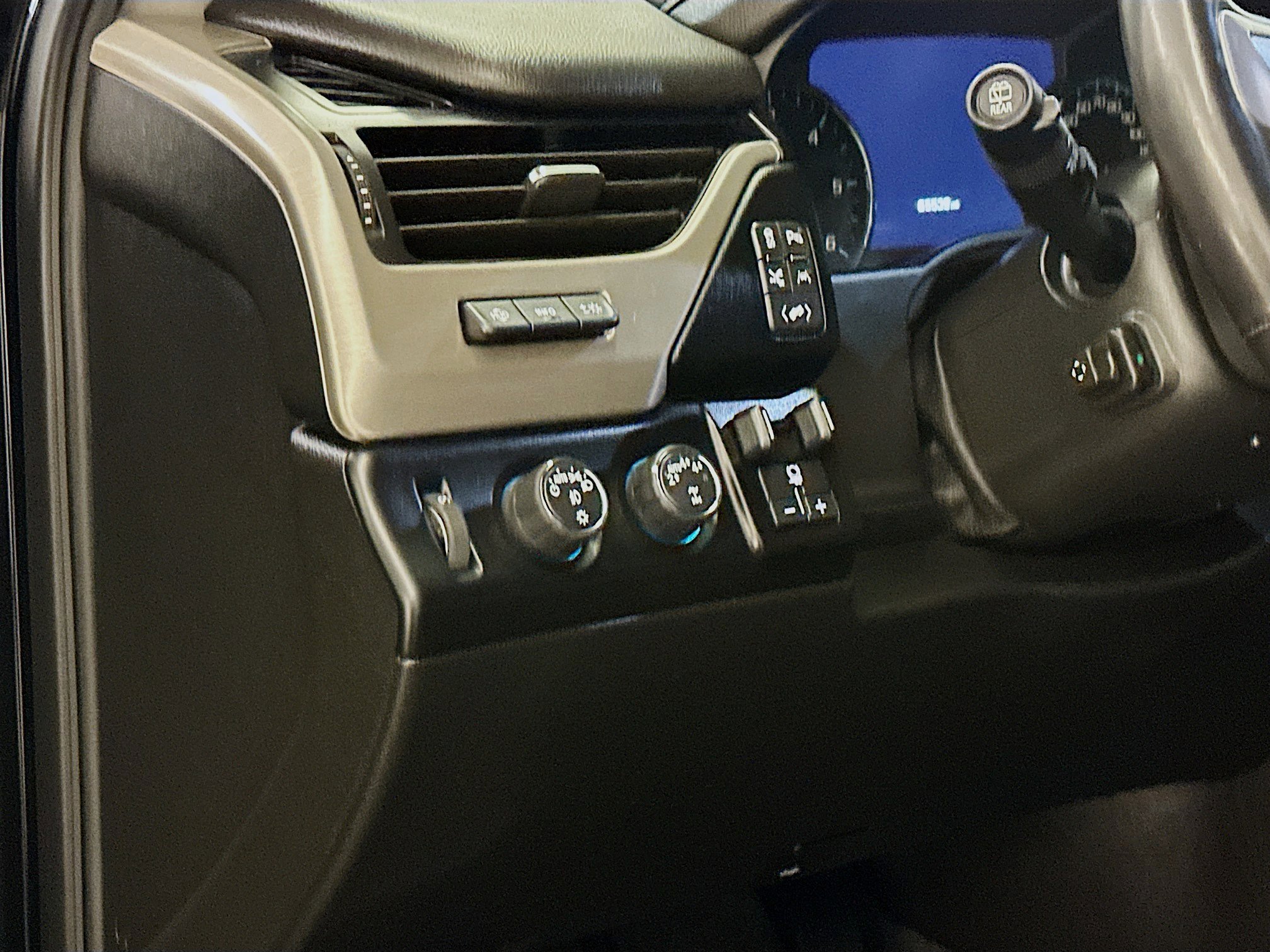 Used 2020 GMC Yukon Denali w/ Denali Premium Package image 17