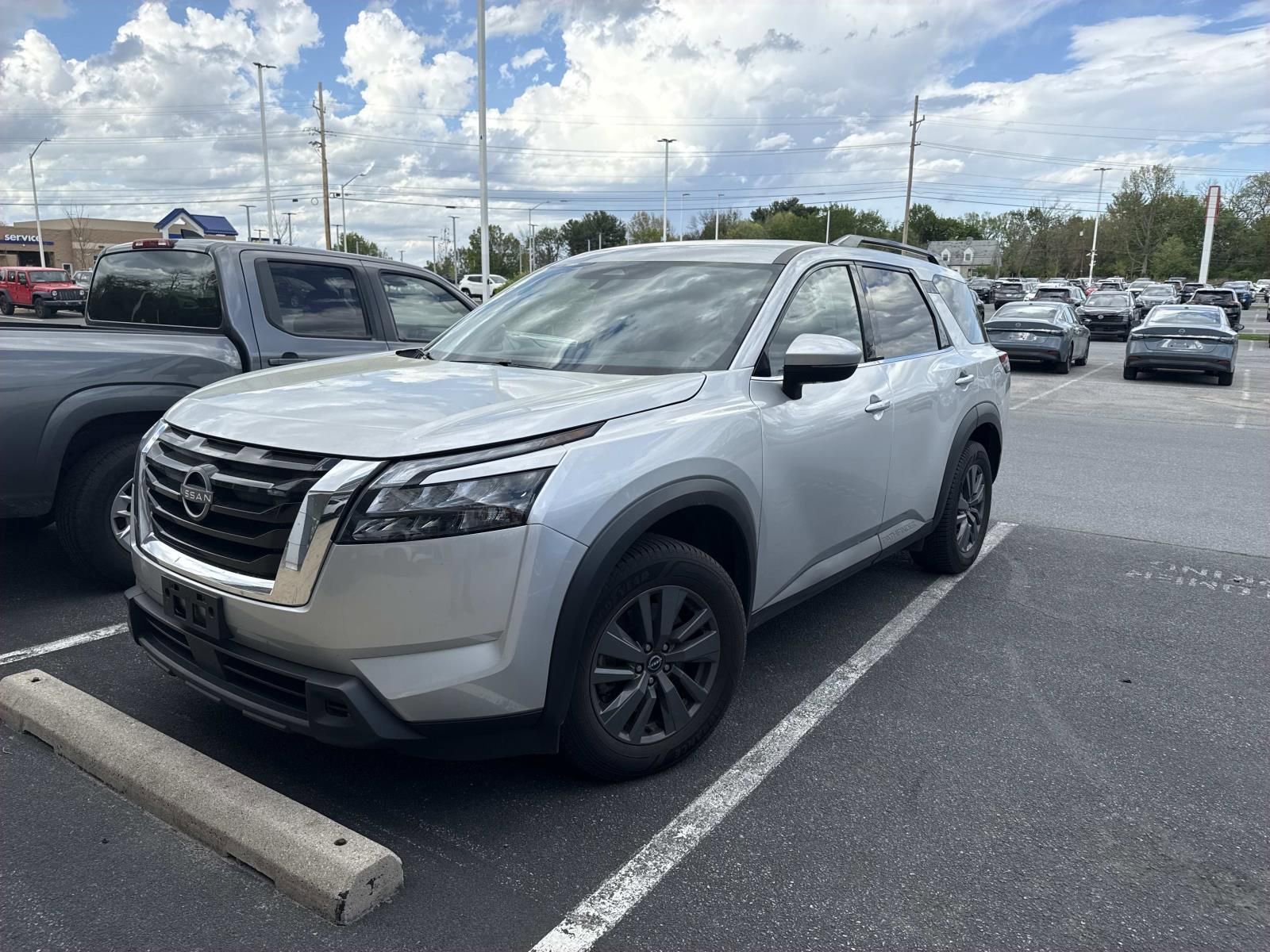 Used 2024 Nissan Pathfinder SV image 1