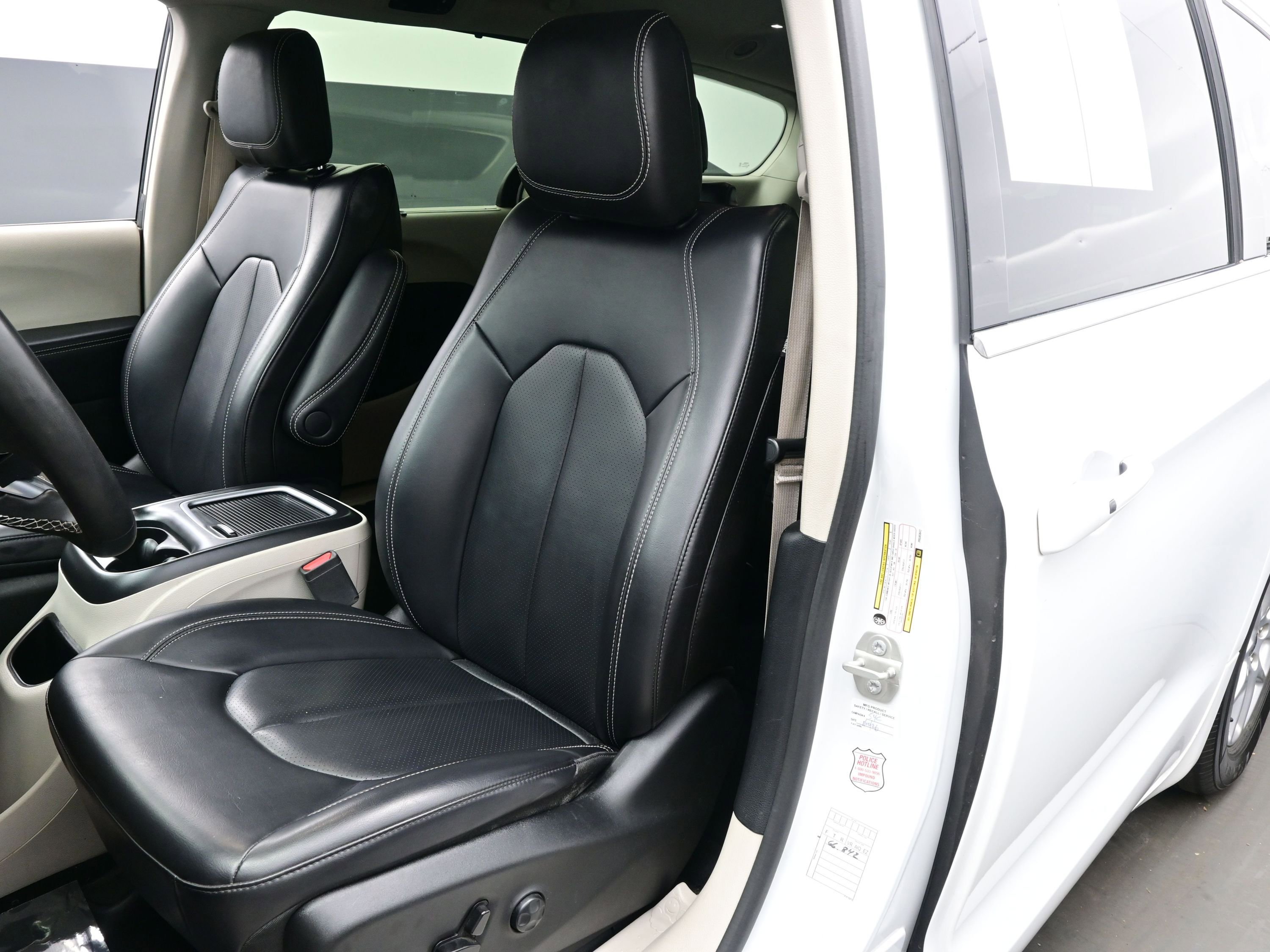 Used 2023 Chrysler Pacifica Touring-L image 12