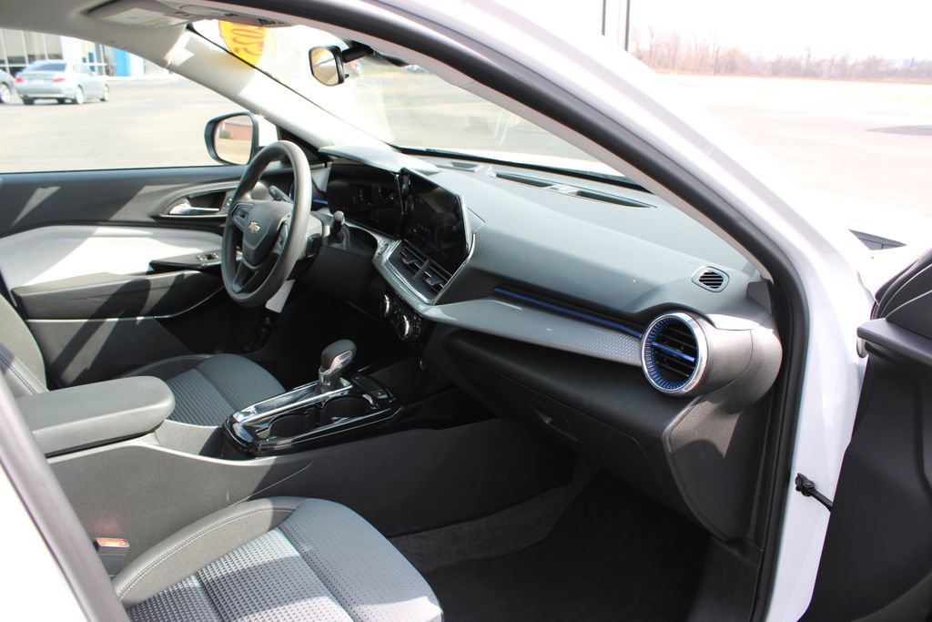 Used 2025 Chevrolet Trax LT image 24