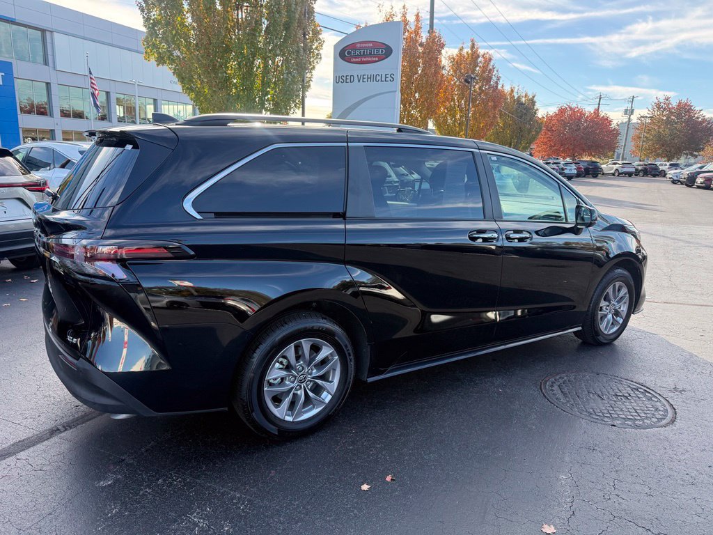 Used 2026 Toyota Sienna XLE FWD image 9