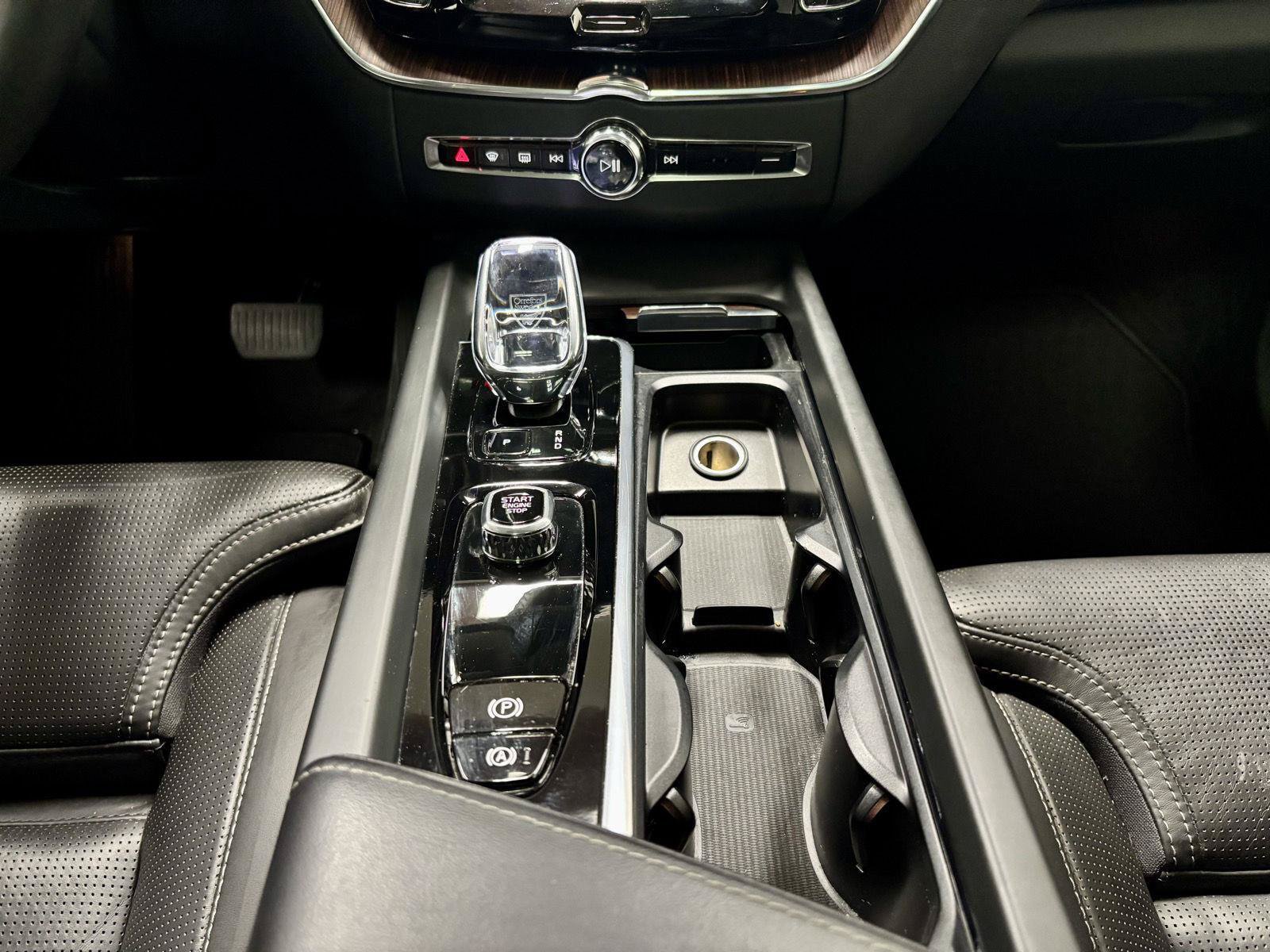 Used 2023 Volvo XC60 B5 Ultimate w/ Climate Package FWD image 23